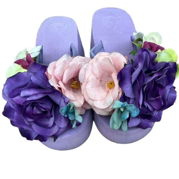 Make a statement with these adorable flower adorned wedge sz6 flip flops EUC - Picture 1 of 14